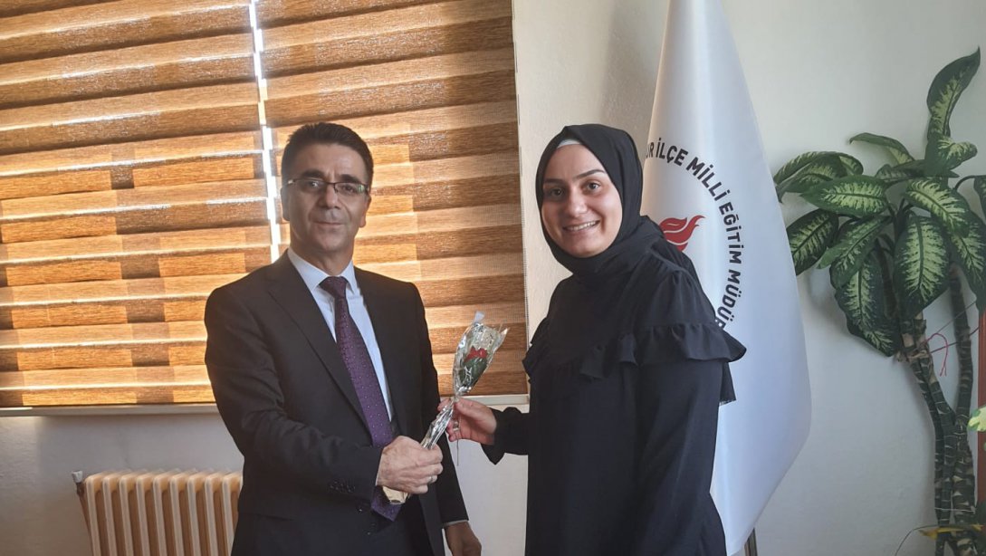 Hamur'da öğretmenler gül ile karşılandı.