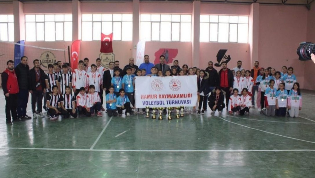 Hamur'da Ortaokullar Arası Voleybol Turnuvası Yapıldı. 
