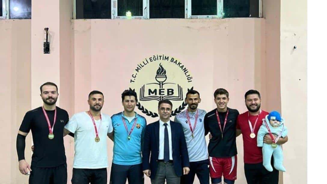 Hamur'da Kurumlar Arası Voleybol Turnuvasında Şampiyon İlçe Milli Eğitim Müdürlüğü Takımı Oldu