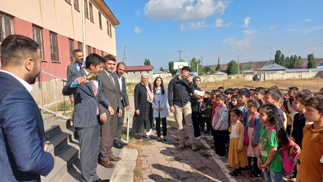 İlk Ders Zili Kaymakamımız Sayın Mehmet Nesip MAHİR Tarafından Çalındı. 